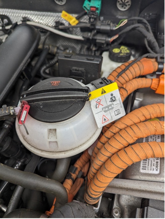 Bij hybride en elektrische auto’s kun je verzegelde koelvloeistofreservoirs tegenkomen.