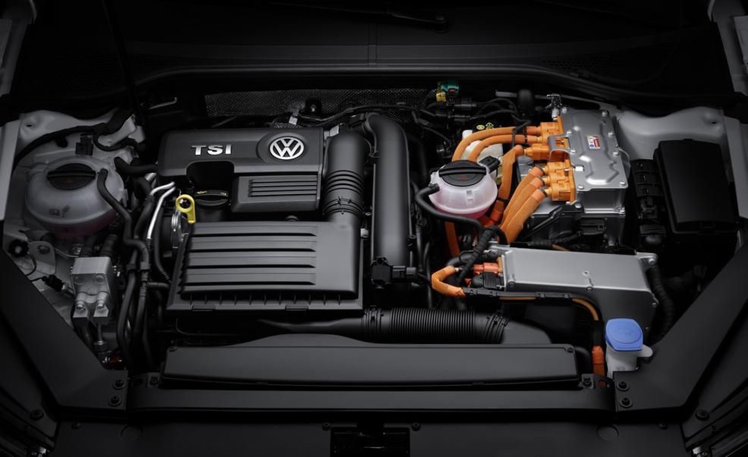 De motorruimte van een hybride auto met meerdere koelvloeistofreservoirs.