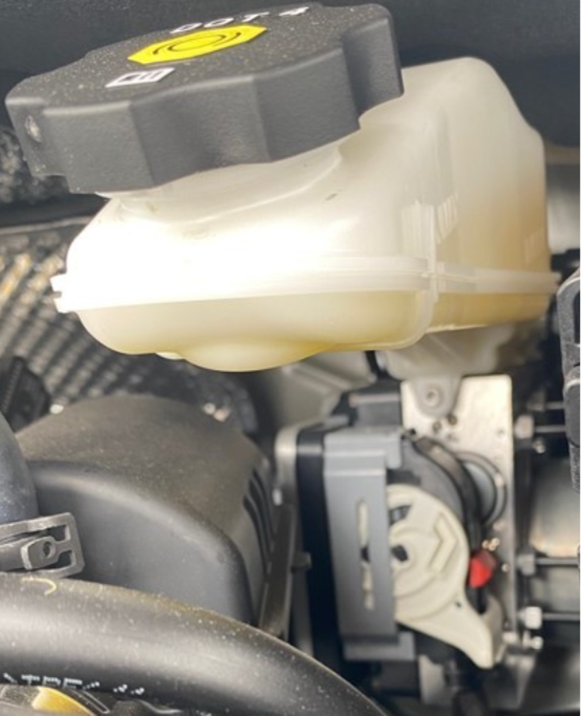 De Opel Astra K met elektrohydraulisch remsysteem (EHBS) is herkenbaar aan de gecombineerde hoofdremcilinder en ABS-unit.