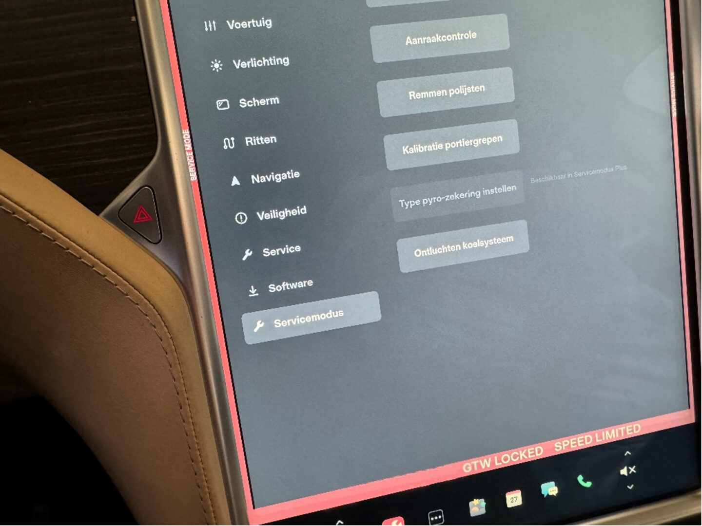 Met ingeschakelde servicemodus kan het koelsysteem van een Tesla worden geleegd, gespoeld en gevuld.